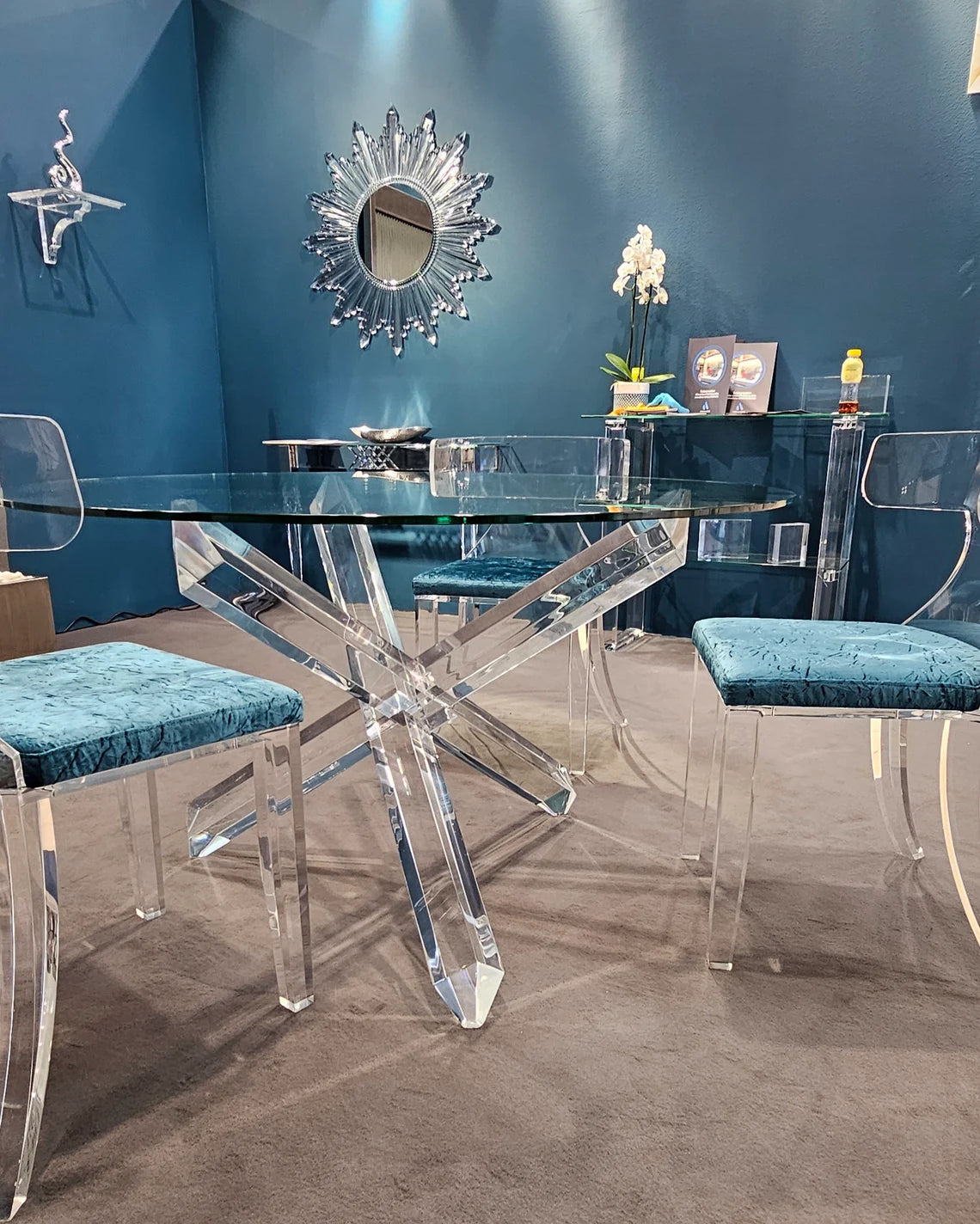 Clear acrylic table base made of crossed beams